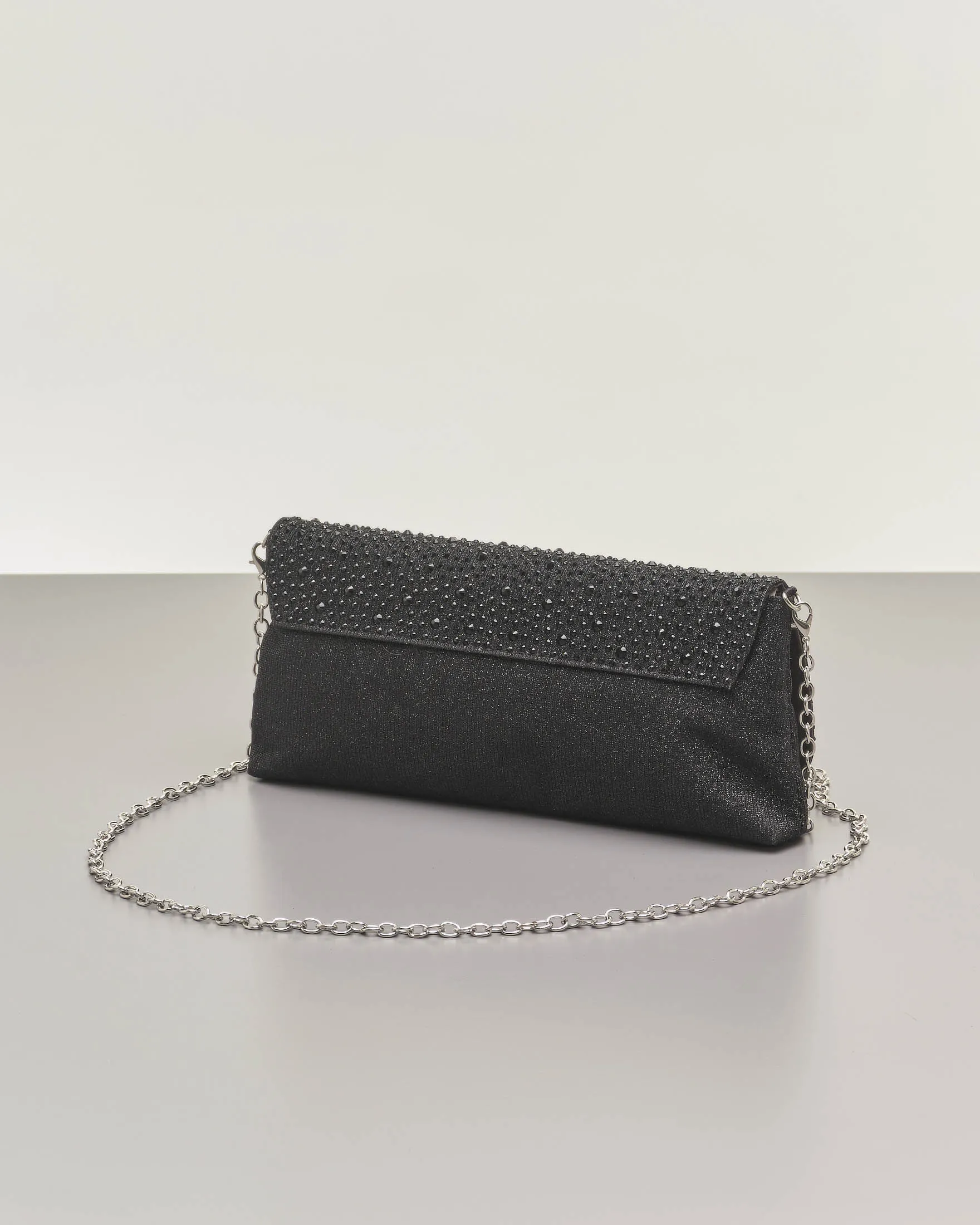 Pochette a busta nera in lurex con strass tono su tono applicati sulla patta di chiusura